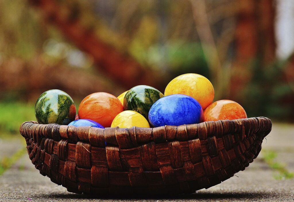 Easter, Ukraine, traditions, rituals, Christian, pagan, history, renewal, new life, Easter egg, Orthodox, Catholic, differences, holiday, customs, Vechernyaya Pasha, Great Lent, resurrection, Jesus Christ, Holy Week, Maundy Thursday, Good Friday, Easter Saturday, mass, church services, egg hunts, Pysanky, batik, folk designs, symbols, colors, rebirth, spring
